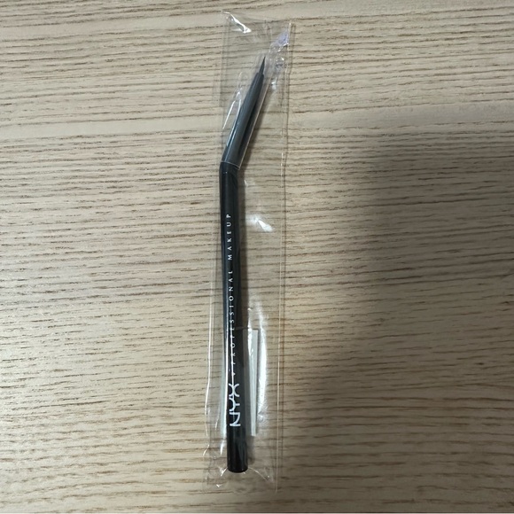 NYX Professional Makeup Pro Angled Eyeliner Brush - Picture 3 of 4